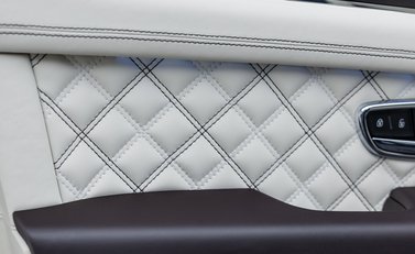 Bentley Bentayga V8 First Edition LHD 38