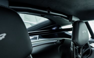 Porsche Cayman GT4 718 17