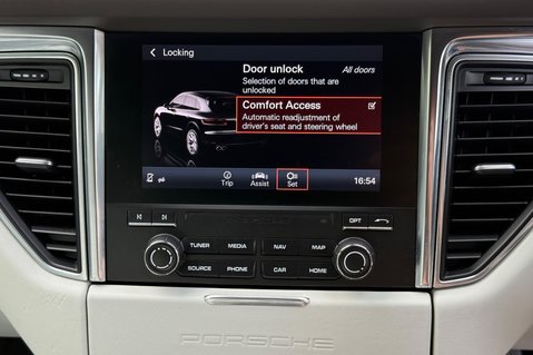 Porsche Macan TURBO PDK - TWO OWNERS -LANE ASSIST -20 INCH ALLOYS -APPLE CAR PLAY 43
