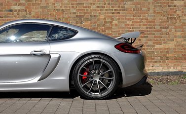 Porsche Cayman GT4 7