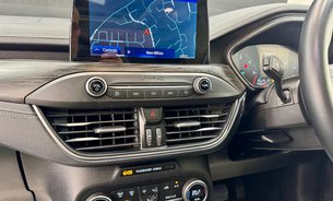 Ford Focus VIGNALE TDCI FSH Opening Pano Sunoof  Adaptive Cruise Head Up Display +++ 19