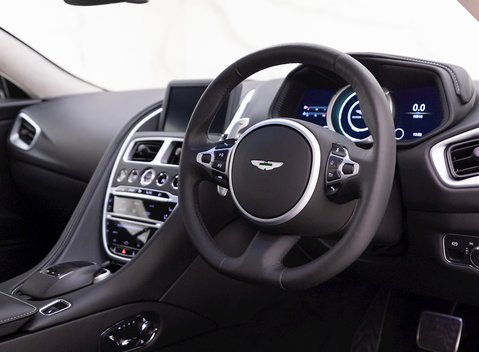 Aston Martin DB11 V8 9