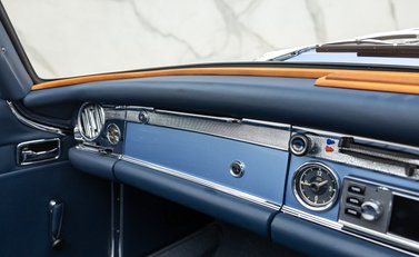 Mercedes-Benz 280 SL W113 Pagoda 22