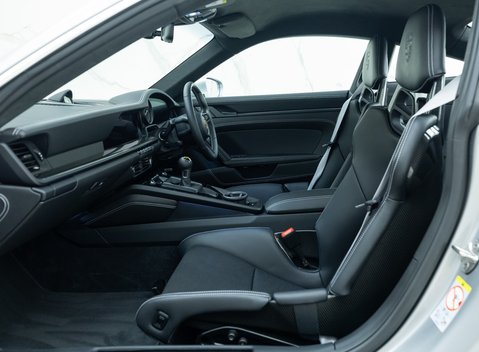 Porsche 911 GT3 Touring (992) 15