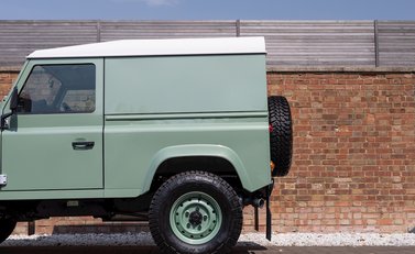 Land Rover Defender 90 Heritage Hard Top 23