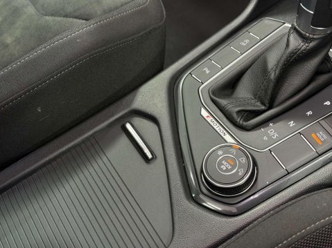 Volkswagen Tiguan 2.0 TSI SEL SUV 5dr Petrol DSG 4Motion Euro 6 (s/s) (180 ps) 38