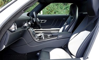 Mercedes-Benz SLS AMG 12