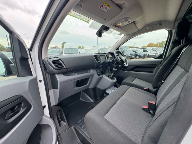 Vauxhall Vivaro SWB L1H1 [SOLD CM] Low Roof 3100 Air Con Sensors EURO 6 NO V 12
