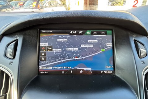 Ford Focus ZETEC 125BHP…1 PREVIOUS OWNER.. 8 MAIN DEALER SERVICES.. SAT NAV..BLUETOOTH 3