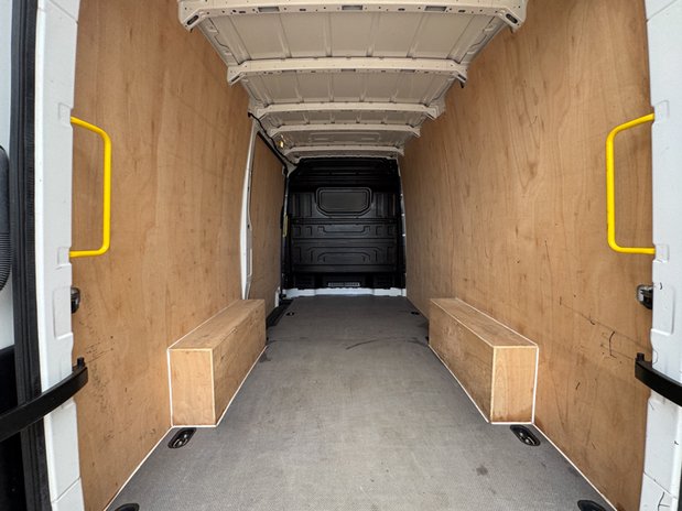 Volkswagen Crafter MWB L2H2 [SOLD CR] High Roof Commerce Plus Cr35 Air Con Cruise EURO 6 9