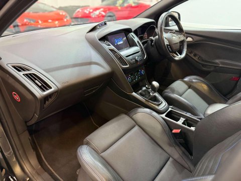 Ford Focus 2.3T EcoBoost RS Hatchback 5dr Petrol Manual AWD Euro 6 (s/s) (350 ps) 39