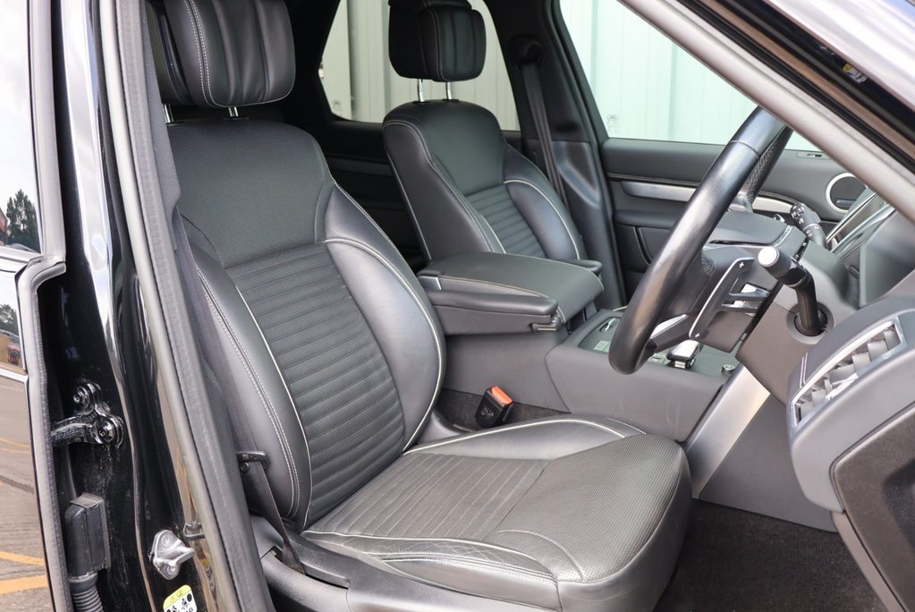 Land Rover Discovery 2023 R-DYNAMIC SE MHEV rear seat conversion deployable side steps  23