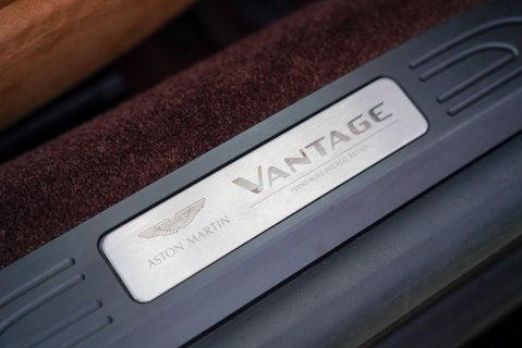 Aston Martin Vantage V8 14
