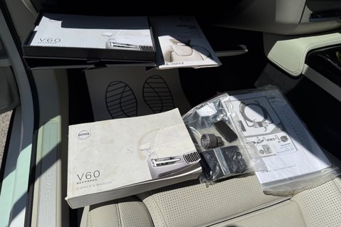 Volvo V60 RECHARGE T6 INSCRIPTION AWD - FULL MAIN DEALER SERVICE - HUGE SPEC 65
