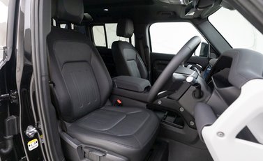 Land Rover Defender 110 X-Dynamic S D250 10