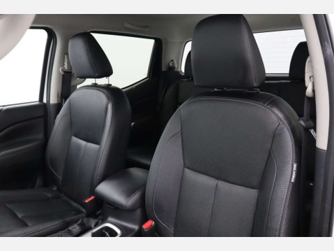 Nissan Navara 2.3 Navara Tekna dCi Auto 4WD 5dr 38