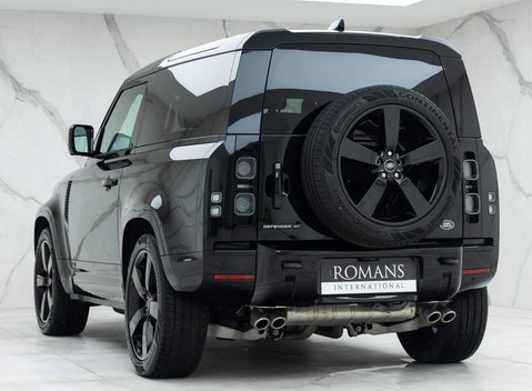 Land Rover Defender 90 V8 Bond Edition 7