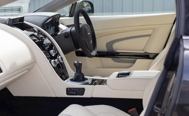 Aston Martin V12 Vantage S Roadster 16