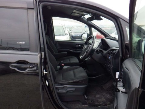 Toyota Voxy Hybrid 6