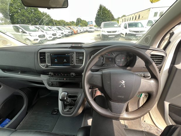 Peugeot Expert MWB L2H1 Low Roof Professional 2700 Air Con Tow Bar EURO 6 NO VAT 46