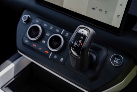 Land Rover Defender D250 X-Dynamic HSE Hard Top Obsidian 15