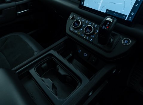Land Rover Defender 110 V8 Bond Edition 28