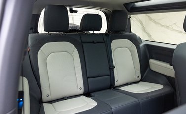 Land Rover Defender 90 D300 X-DYNAMIC HSE 33