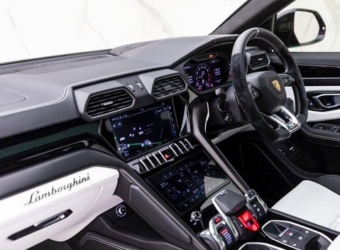 Lamborghini Urus 16