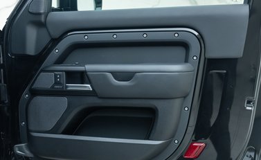 Land Rover Defender 90 V8 P525 24