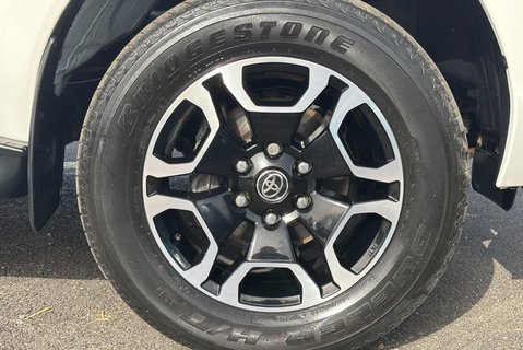 Toyota Hilux Invincible 4WD D-4D Double Cab Pickup 30