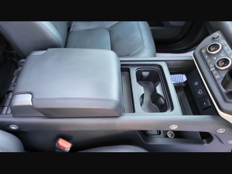 Land Rover Defender HSE MHEV 32
