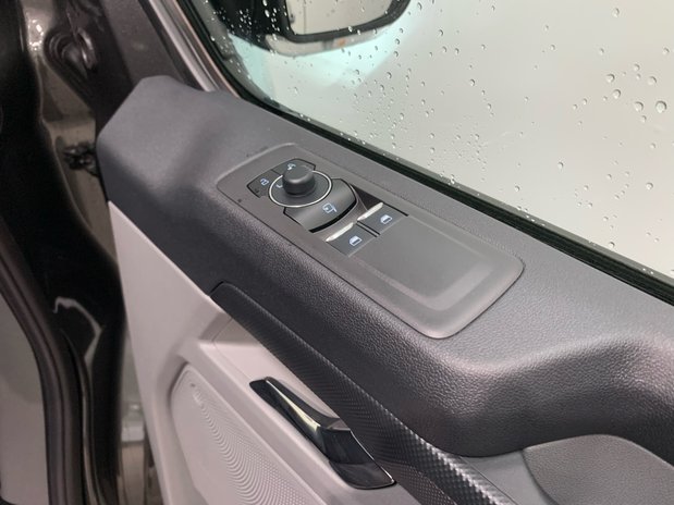 Ford Transit Custom 320LWB 9 Seat Kombi Titanium *new* 24