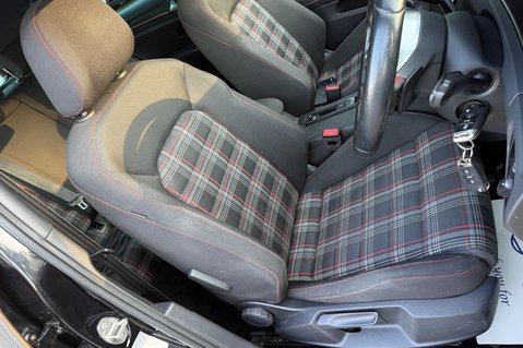 Volkswagen Golf GTI PERFORMANCE TSI DSG - PANORAMIC SUNROOF  33