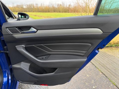 Volkswagen Passat 2.0 TDI R-Line DSG Euro 6 (s/s) 5dr 39