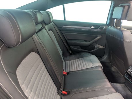 Volkswagen Passat 2.0 Passat R-Line TDI BlueMotion Technology Semi-Auto 4dr 45