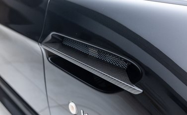 Aston Martin V12 Vantage S 40