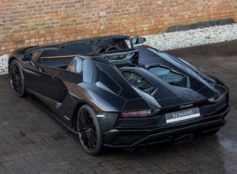 Lamborghini Aventador S LP740-4 Roadster 13
