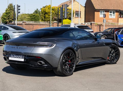 Aston Martin DB12 V8 4
