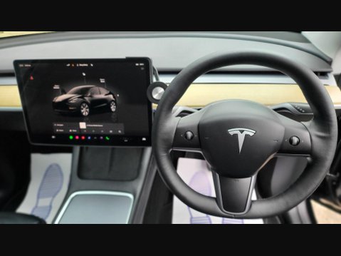 Tesla Model Y LONG RANGE AWD 31