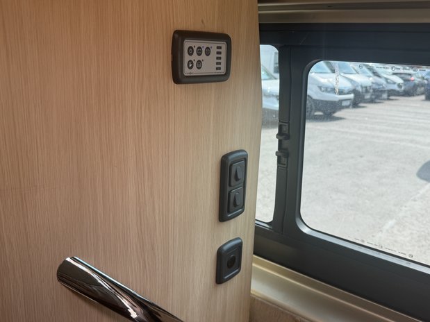 Auto-Sleepers Warwick Duo 2 Berth|2 Belt|Rear Lounge|Shower|Toilet|Vanlux 16