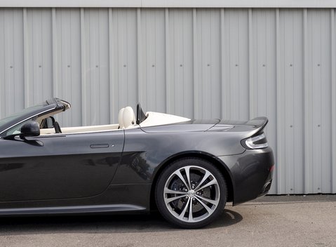 Aston Martin V12 Vantage S Roadster 31