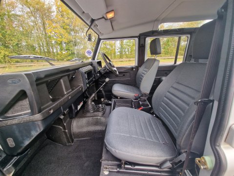 Land Rover Defender 110 TD5 STATION WAGON 11