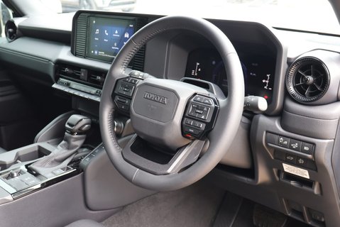 Toyota Land Cruiser COMMERCIAL WITH  REAR SEATS AND PRIVACY  29