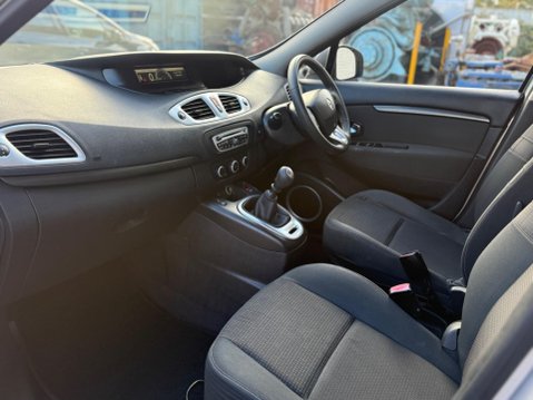 Renault Scenic 1.6 VVT Dynamique Euro 5 5dr 30