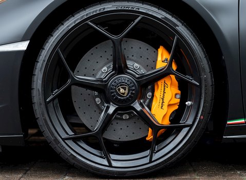 Lamborghini Huracan LP640-4 Performante 10