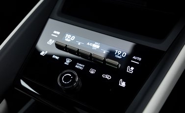 Porsche Macan Turbo Electric 25