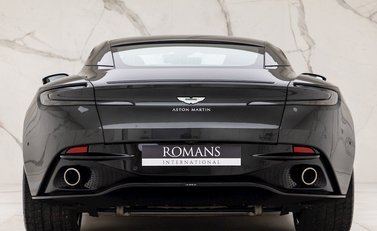 Aston Martin DB11 V8 5