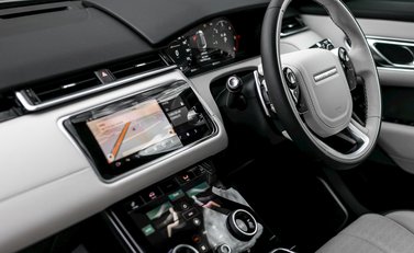Land Rover Range Rover Velar R-Dynamic HSE Urban 16