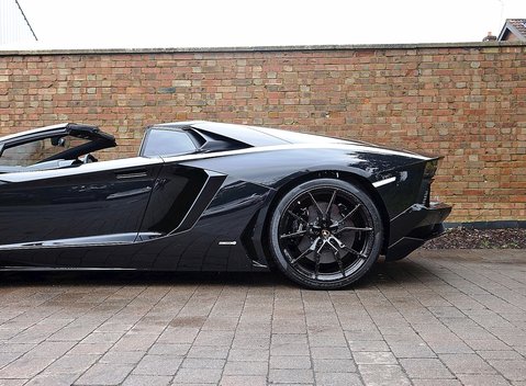 Lamborghini Aventador LP 700-4 Roadster 25