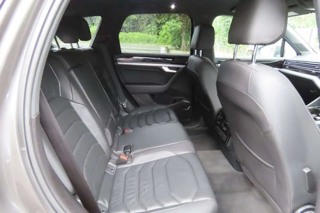 Volkswagen Touareg 3.0 TDI V6 R-Line Tiptronic 4Motion Euro 6 (s/s) 5dr 10